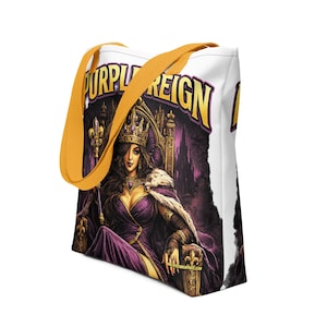 Op de afbeelding: Witte tote bag met een afbeelding van een koningin in een paarse jurk en gouden kroon, zittend op een troon. De tas heeft mosterdgele bandjes en de woorden "PURPLE REIGN" in gouden letters.
