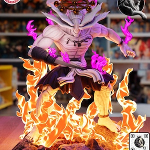Puede incluir: Figura detallada de un personaje musculoso de piel pálida con una expresión amenazante, rodeado de llamas naranjas y energía púrpura. La figura lleva una falda oscura y tiene un tocado con un diseño de rueda. La base es rocosa y la figura está posada dinámicamente.
