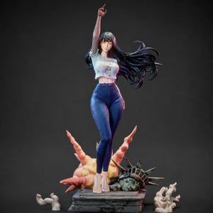 Może przedstawiać: Kolekcjonerska figurka w stylu anime przedstawiająca postać z długimi ciemnymi włosami, ubraną w biały krótki top i niebieskie dżinsy. Figurka stoi boso na podstawie z głową Statuy Wolności i abstrakcyjnymi pomarańczowymi efektami dymu.