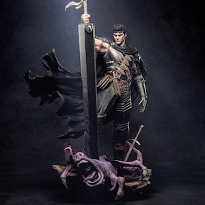 Puede incluir: Figura detallada de un guerrero con armadura oscura, empuñando una espada enorme. La figura se alza sobre un monstruo derrotado con la boca abierta. El guerrero lleva una capa negra y tiene una expresión decidida. Una espada más pequeña descansa cerca.