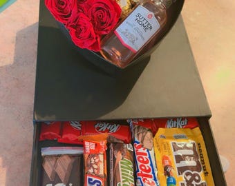 Caja de Regalo de Lujo con Rosas Rojas, Chocolates Ferrero y Vino Rosado | Regalo Romántico para Ella | Aniversario, Cumpleaños, San Valentí