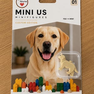 Könnte beinhalten: Eine Einzelhandelsverpackung für Brick Memories Mini Us Minifiguren Serie 01 Custom Edition. Die Karte zeigt ein Foto eines gelben Labradors und einen kleinen Kunststoffbehälter mit einer beigen, hundeförmigen Bausteinfigur.