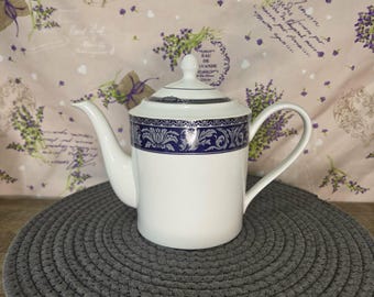 ジョシュア・マックスウェル・スタジオ ティーポット - ベルフォーコレクション 6508 | ホワイトファインチャイナ磁器 | クラシックでエレガントなデザイン