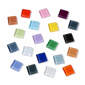 Könnte beinhalten: Eine Sammlung farbenfroher, quadratischer Glasfliesen in verschiedenen Farbtönen, darunter Rot, Rosa, Blau, Gelb, Grün, Lila und Schwarz. Die Fliesen sind auf weißem Hintergrund angeordnet und zeigen ihre glänzenden Oberflächen und lebendigen Farben. Diese Fliesen eignen sich ideal für Mosaikkunstprojekte.