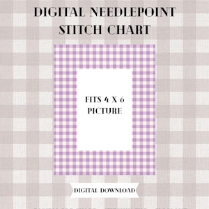 Könnte beinhalten: Digitales Nadelspitzen-Stichmuster mit einem Vichy-Karo-Rand in Lila- und Weißtönen. Der Text lautet „FITS 4 X 6 PICTURE“ und „DIGITAL DOWNLOAD“. Das Muster enthält ein digitales PDF, eine Stitchly-Datei und eine Garnliste.
