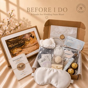 Op de afbeelding: Een cadeauverpakking met de tekst "Before I Do" bevat diverse zelfzorgartikelen. Inbegrepen zijn een slaapmasker, gezichtsmaskers, een parelketting en andere verwenproducten. De doos bevat ook een paspoort-achtige kaart.