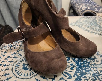 Pumps aus dunkelbraunem Wildleder im Stil der 1930er Jahre