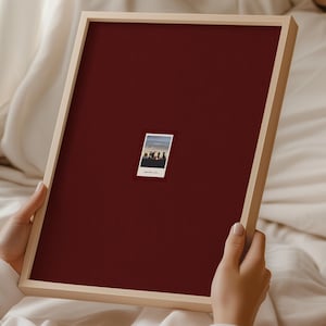 Puede incluir: Una taza de cerámica blanca con un asa negra y el texto "But First, Coffee" en negro, con una fuente de estilo manuscrito. La taza está sobre una superficie blanca.