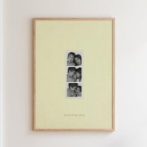 Pode incluir: Uma impressão emoldurada com três imagens em preto e branco em estilo de cabine de fotos de crianças. As fotos são colocadas em um fundo amarelo pálido com o texto "SUMMER 2023" no centro inferior. A moldura é de cor clara.