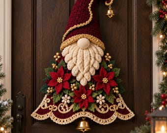 Puede incluir: Un adorno de pared de ganchillo con forma de gnomo, con un sombrero alto y puntiagudo de color burdeos, una barba color crema y flores de pascua rojas. La pieza incluye ribetes dorados, pequeñas cuentas doradas y dos campanas doradas colgantes.