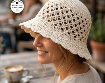 Puede incluir: Un sombrero de pescador de ganchillo color crema con una corona sólida, una sección central calada con patrón de diamantes y un borde festoneado. La imagen incluye un logo circular con el texto Care4youStudio STEP BY STEP PDF PATTREN.