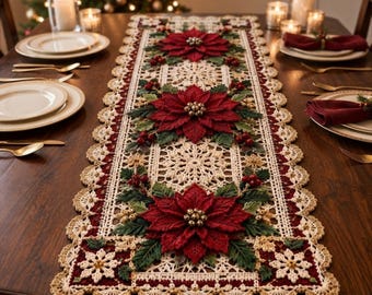 Puede incluir: Un camino de mesa de ganchillo rectangular con una base de encaje color crema y bordes festoneados. El camino está decorado con tres grandes flores de pascua rojas tridimensionales, hojas verdes y racimos de pequeñas bayas rojas.