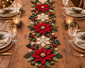 Puede incluir: Un largo camino de mesa navideño de ganchillo con flores de pascua rojas alternadas con motivos de copos de nieve blancos, acentuado con hojas verdes y pequeñas bayas rojas, extendido sobre una mesa de comedor de madera rústica.