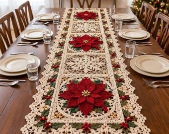 Puede incluir: Un camino de mesa de ganchillo largo y rectangular con una base de color crema y paneles cuadrados alternos. El diseño incluye tres grandes flores de pascua rojas tridimensionales con centros dorados, intercaladas con intrincados copos de nieve.