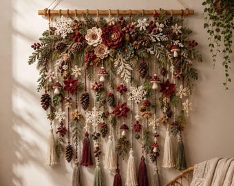 Puede incluir: Un tapiz decorativo con una vara de madera y elementos colgantes que incluyen piñas, copos de nieve de ganchillo blanco, flores de tela roja, pequeñas setas y varias borlas en tonos crema, burdeos y verde salvia.