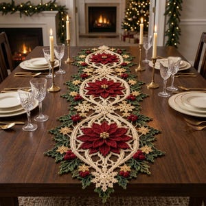 Può includere: Un lungo runner da tavola rettangolare all'uncinetto con tre grandi fiori di stella di Natale rosso scuro con centri dorati, circondati da motivi a fiocco di neve color crema, foglie di agrifoglio verdi e piccole bacche rosse su un tavolo.