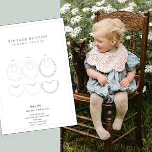 Puede incluir: Una hoja de patrón de costura titulada Vintage Button Sewing Studio para un babero de bebé, que muestra tres vistas con bordes festoneados y con volantes. El patrón incluye texto que especifica talla única de 6 meses a 2 años y tela en cm.