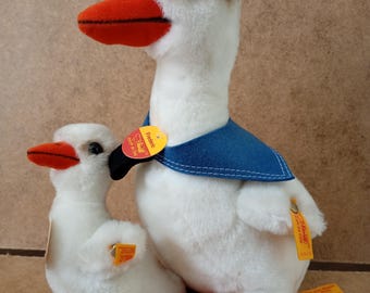 Vintage Steiff Set: Gosher "Frederic" 6206/26 and Little Goose – Complete Set with Labels and Cards. 1980s