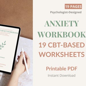 以下が含まれることがあります： デジタルタブレットには、緑の葉のイラストが入った「The Anxiety Reset Workbook」が表示されています。テキストには「19 CBTベースのワークシート」と「印刷可能なPDF」が含まれています。この画像は、不安、考えすぎ、感情の調整のために設計されています。
