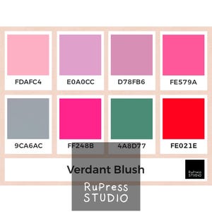 Può includere: Una tazza di ceramica bianca con manico nero e la scritta "But First, Coffee" in grassetto nero. La tazza è appoggiata su una superficie di legno. La tazza è alta circa 10 cm.