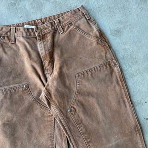 Pantalones de carpintero Carhartt marrones con doble rodilla para mujer imagen 8