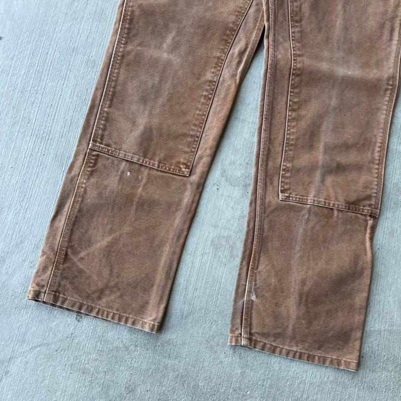 Pantalones de carpintero Carhartt marrones con doble rodilla para mujer imagen 3