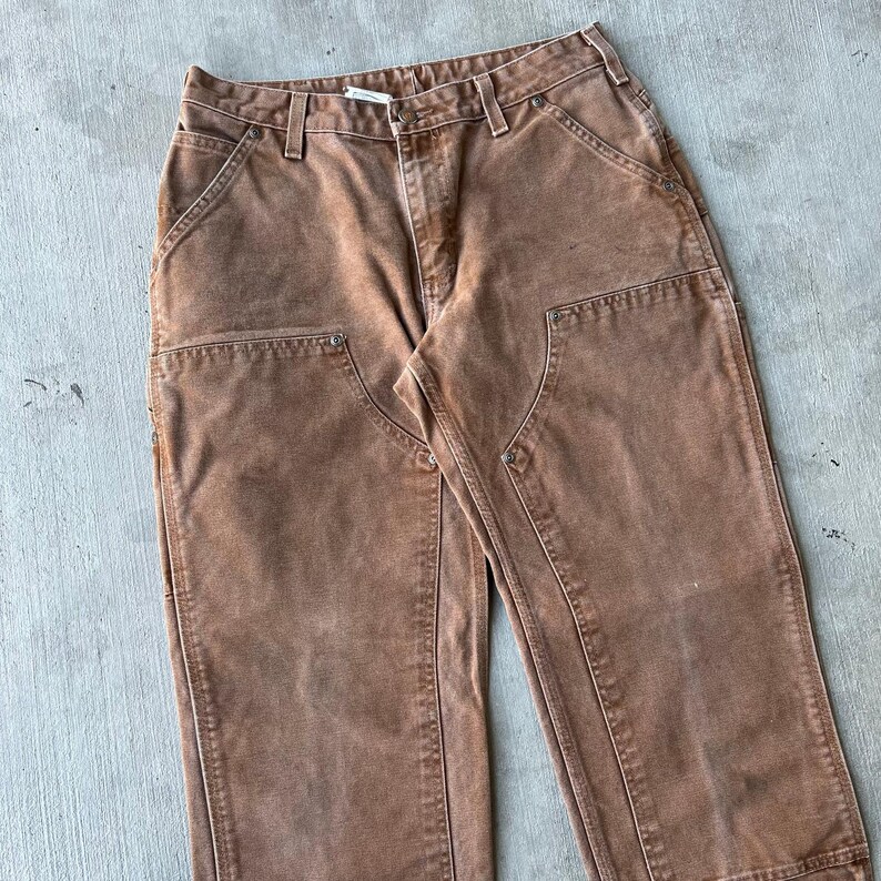 Pantalones de carpintero Carhartt marrones con doble rodilla para mujer imagen 2