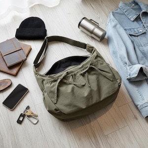 Puede incluir: Un juego de tres tazas de cerámica con un acabado mate moteado. Las tazas son de color crema, marrón claro y marrón oscuro. Cada taza tiene un diseño simple y minimalista y un asa redondeada.