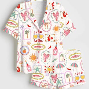 Ciao Bella Satin Pyjama Set – Italienische Sommer Print Nachtwäsche