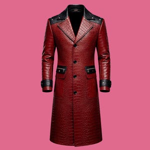 Peut inclure: Un long manteau en cuir rouge avec une texture peau de crocodile. Le manteau présente des accents noirs sur le col, les épaules, les poignets et les poches. Il a une fermeture boutonnée et un design à revers classique. Le manteau mesure environ 140 cm de long.