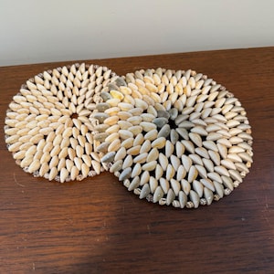 Trio de dessous de plat vintage en coquillages cauris | Dessous de verre Boho Beach House | Coussins chauffants nautiques fantaisistes