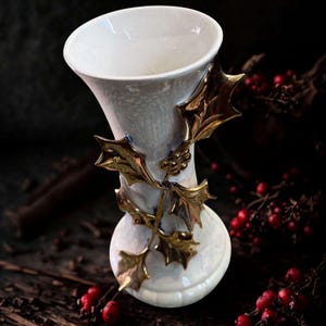 Jarrón artístico nacarado vintage de 1969 – Motivo de hoja de acebo en relieve de oro de 22 quilates – Pieza de coleccionista firmada