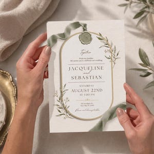 Peut inclure: Une carte d'invitation de mariage rectangulaire avec une arche dorée, un ruban vert sauge et un sceau de cire. Le texte indique : Together, With our families, We invite you to celebrate our wedding, JACQUELINE and SEBASTIAN, SATURDAY, AUGUST 22ND, AT 5:00 PM.