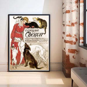 Op de afbeelding: Een ingelijste vintage poster voor Clinique Cheron, een dierenkliniek in Parijs. Het kunstwerk toont een vrouw in een rode jurk met verschillende honden en katten. De poster heeft een zwarte lijst en hangt aan een witte muur.
