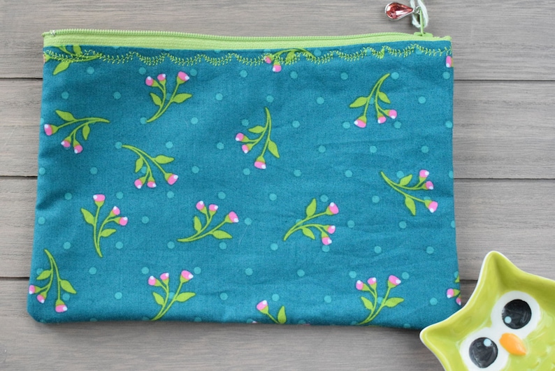 Green Floral Vintage Pattern Large Zippered Pouch