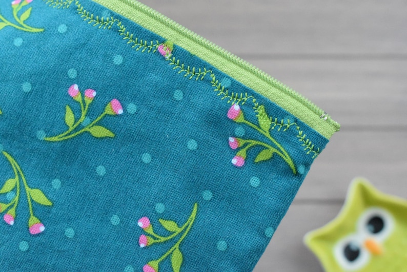 Green Floral Vintage Pattern Large Zippered Pouch