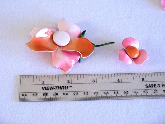 Vintage 1960s Pink and Orange Plastic Enamel Broo… - image 4