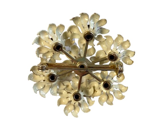 Vintage 1950s White enamel Flower Brooch with Pin… - image 4