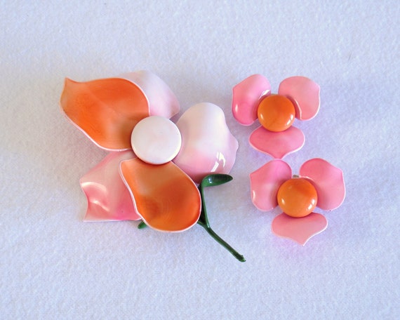 Vintage 1960s Pink and Orange Plastic Enamel Broo… - image 2