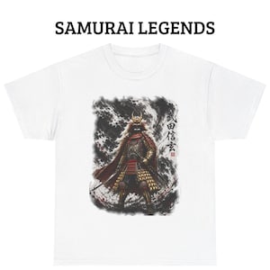 Puede incluir: Camiseta blanca con una ilustración detallada de un guerrero samurái con armadura completa, con detalles en rojo y dorado. La camiseta tiene el texto "SAMURAI LEGENDS" en la parte superior. También hay caracteres japoneses.