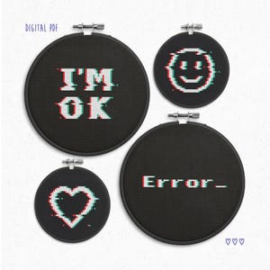 Peut inclure: Quatre cerceaux de broderie noirs avec des motifs pixélisés. L'un d'eux affiche "I'M OK" en rouge, vert et blanc. Un autre présente un smiley glitché. Un troisième a un cœur et le dernier dit "Error_". Le texte "DIGITAL PDF" est en haut.