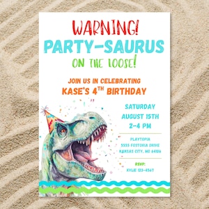 以下が含まれることがあります： 赤とターコイズブルーの「WARNING! PARTY-SAURUS ON THE LOOSE!」というテキストが書かれた白い招待状。8月15日の午後2時から4時まで開催されるKaseの4歳の誕生日を告知。パーティーハットをかぶった恐竜のイラストが特徴です。