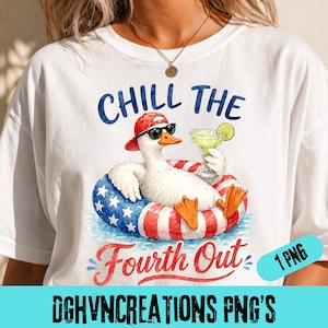 Könnte beinhalten: Weißes T-Shirt mit einem Enten-Motiv, das eine Sonnenbrille und einen roten Hut trägt, auf einem rot-weiß-blauen Schwimmring entspannt und einen Cocktail hält. Der Text lautet "Chill The Fourth Out".