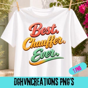 以下が含まれることがあります： レトロなフォントで「Best Chauffeur Ever」と書かれた白いTシャツ。テキストは赤、黄、緑色です。シャツは木製の洗濯バサミで洗濯ロープに吊るされています。