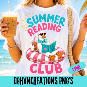 Peut inclure: T-shirt blanc avec un motif graphique coloré. Le motif représente un canard portant des lunettes de soleil et un nœud papillon, lisant un livre tout en flottant sur une bouée. Le texte sur le t-shirt se lit "SUMMER READING CLUB".