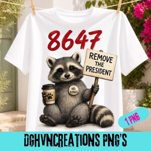 Peut inclure: T-shirt blanc avec un raton laveur tenant une pancarte "REMOVE THE PRESIDENT" et une tasse de café. Le chiffre "8647" est au-dessus du raton laveur. Le t-shirt porte également l'inscription "NO KINGS" et "DGHVNCREATIONS PNG'S".