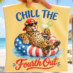 Peut inclure: Sac fourre-tout jaune avec un léopard portant des lunettes de soleil et une casquette rouge, se relaxant sur un flotteur patriotique avec une margarita. Le texte "CHILL THE" et "Fourth Out" est affiché en bleu et rouge.