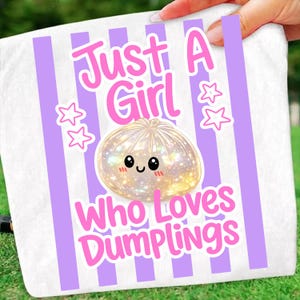 Bara en tjej som älskar dumplings randig PNG, söt dumpling-t-shirtdesign, kawaii dumplingälskare PNG, sublimeringsdesign för matflicka bild 1