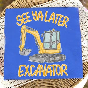 Può includere: Cartello quadrato blu con un'illustrazione di escavatore giallo. Il testo "SEE YA LATER" è sopra l'escavatore e "EXCAVATOR" sotto. L'escavatore è giallo, grigio e nero.
