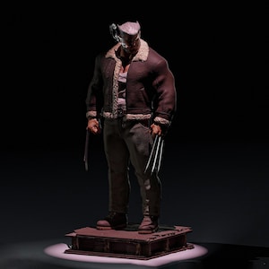 Peut inclure: Figurine détaillée d'un personnage vêtu d'une veste marron à col en fourrure, d'un pantalon gris et de bottes, tenant des griffes métalliques. La figurine est sur une base en bois, avec de la fumée qui s'élève de la tête.